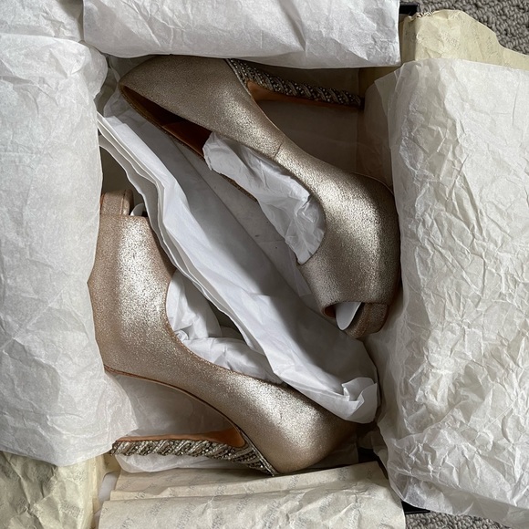 Badgley Mischka Vixen Pumps in Platinum - Picture 6 of 7